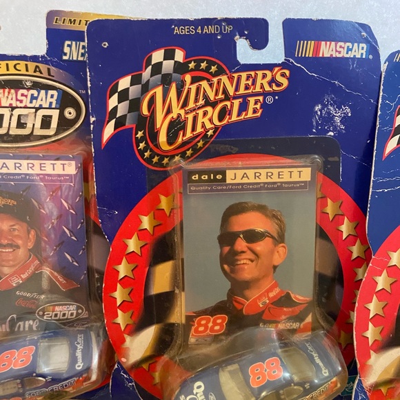 NASCAR Winner’s Circle 2000 Dale Jarrett - Dice-cast Car - 4 - Picture 3 of 5